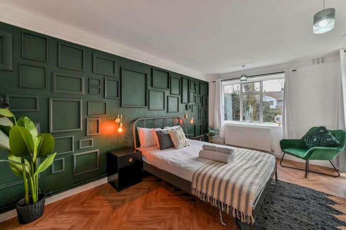 3 Bedroom Flat To Rent In Grice Court, Canonbury, London, N1