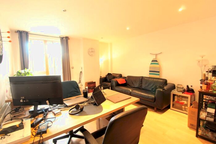 2 Bedroom Flat For Sale In Cromwell Court, Bowman Lane, Leeds, LS10