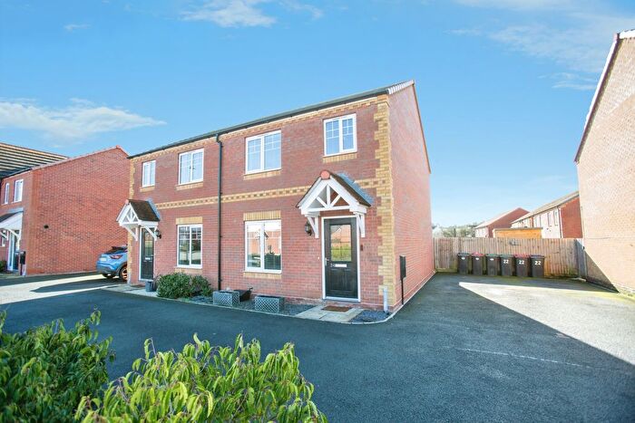 3 Bedroom Semi-Detached House For Sale In Byford Drive, Polesworth, B78