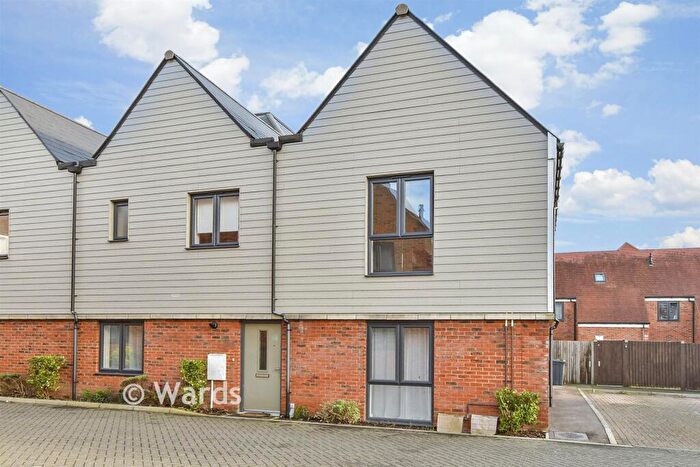 1 Bedroom Ground Maisonette For Sale In Dakota Drive, Chatham, Kent, ME4