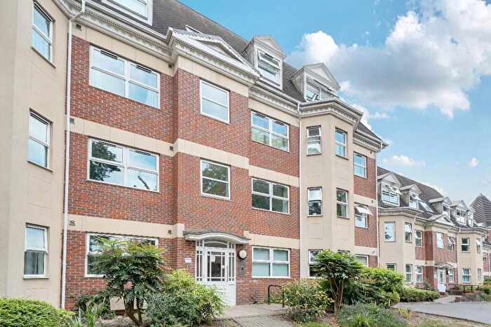 2 Bedroom Flat For Sale In Heathcote Road, Camberley, Surrey, GU15