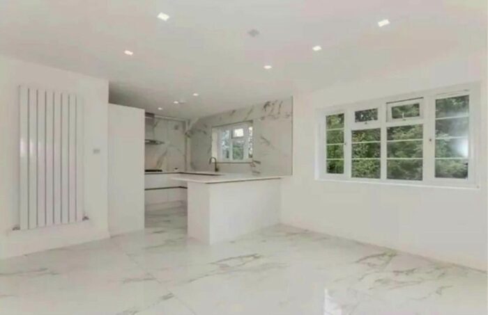 1 Bedroom Flat To Rent In Du Cane Road, Shepherds Bush W12