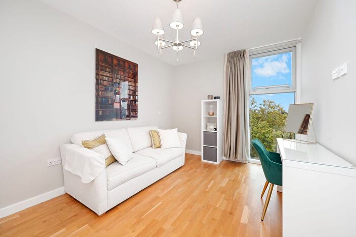 2 Bedroom Flat To Rent In Colonial Drive, London, W4