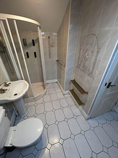 2 Bedroom Flat For Sale In Hawthorns, Arncliffe Rise, OL4