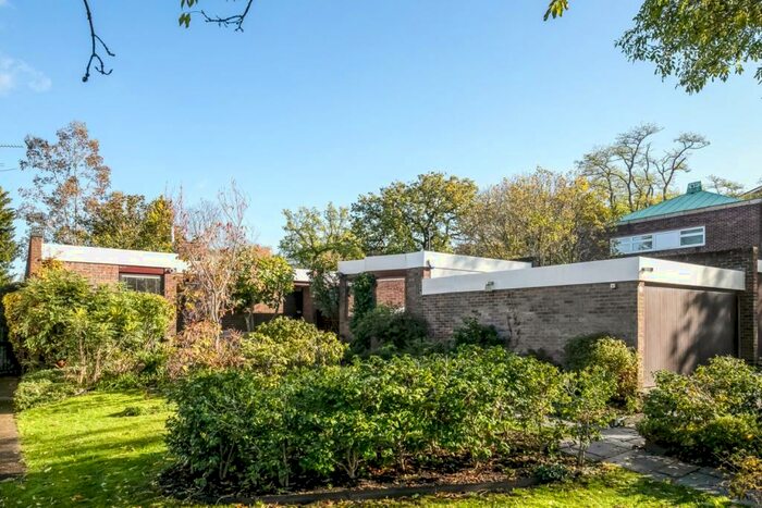 4 Bedroom Bungalow To Rent In Ferrings, Dulwich, London, SE21