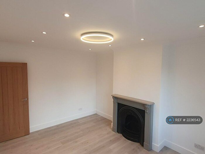 2 Bedroom Flat To Rent In Cardrew Court, London, N12