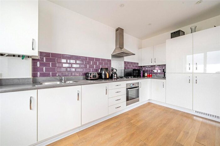 2 Bedroom Apartment For Sale In Well Grove, London, N20