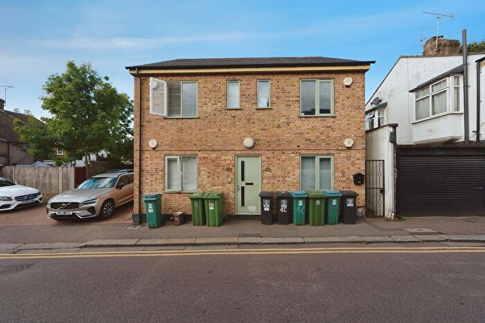 2 Bedroom Flat For Sale In Smith Street, Watford, WD18