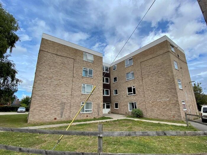 2 Bedroom Flat To Rent In Tunworth Court, Tadley, RG26
