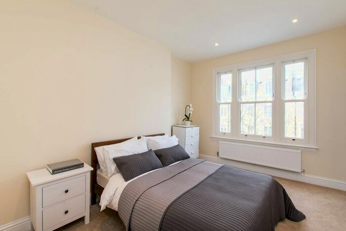 2 Bedroom Flat To Rent In Kempsford Gardens, Earls Court, London, SW5