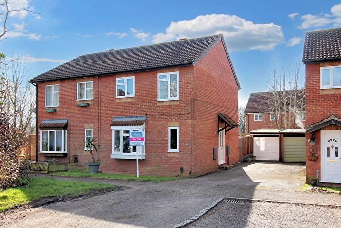 3 Bedroom Semi-Detached House For Sale In Isis Close, Aylesbury, HP21