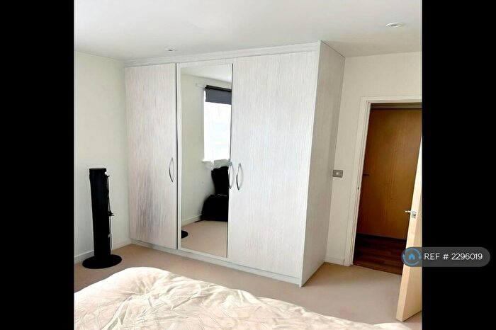2 Bedroom Flat To Rent In Duckham Court, London, E14