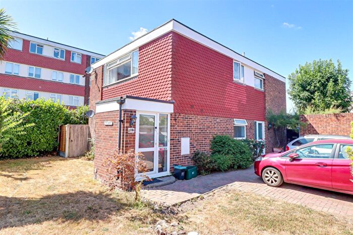 2 Bedroom Flat For Sale In The Laurels, Templewood Court, Hadleigh, SS7