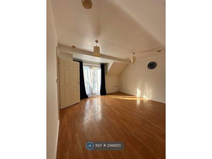 2 Bedroom Flat To Rent In Orchard Street, Rainham Kent, ME8