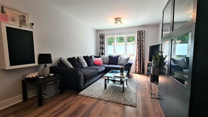 2 Bedroom Flat To Rent In Hardings Close, Hemel Hempstead, HP3