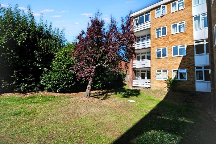 2 Bedroom Flat For Sale In Radstone Court, Woking, GU22