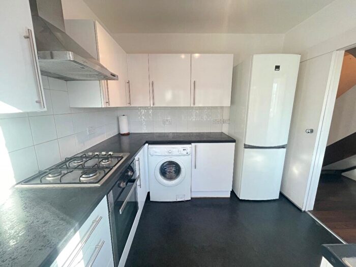 4 Bedroom Flat To Rent In Flat, Torrington Court, Torrington Park, London, N12