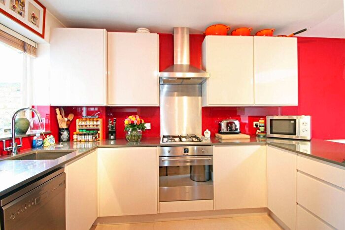 2 Bedroom Flat To Rent In Kyrle Road, Between The Commons, London, SW11
