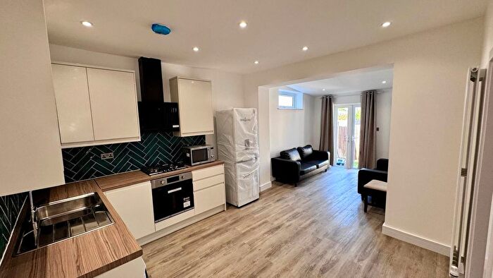 2 Bedroom Maisonette To Rent In Selborne Gardens, London, NW4