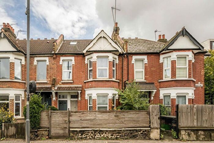 3 Bedroom Flat To Rent In Pavilion Terrace, Wood Lane, London, W12