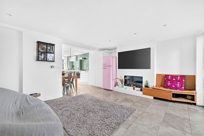 2 Bedroom Flat To Rent In St. Peter's Street, Angel, N1