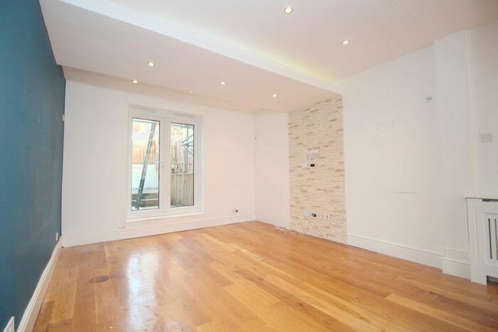 4 Bedroom Town House To Rent In Cobham Terrace, Bean Road, Greenhithe, DA9
