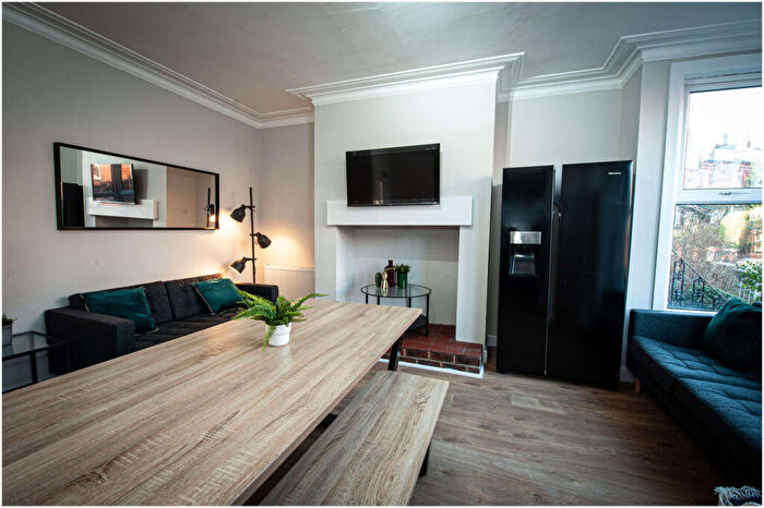 5 Bedroom House To Rent In Knowle Road, Leeds, LS4