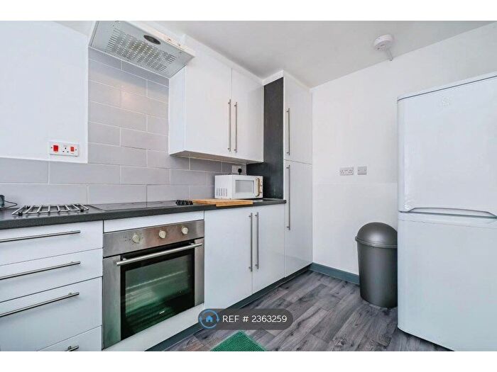 2 Bedroom Flat To Rent In Derwent Court, Nottingham, NG7