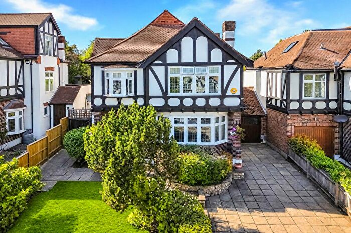 4 Bedroom Link Detached House For Sale In Malvern Drive, Woodford Green, IG8