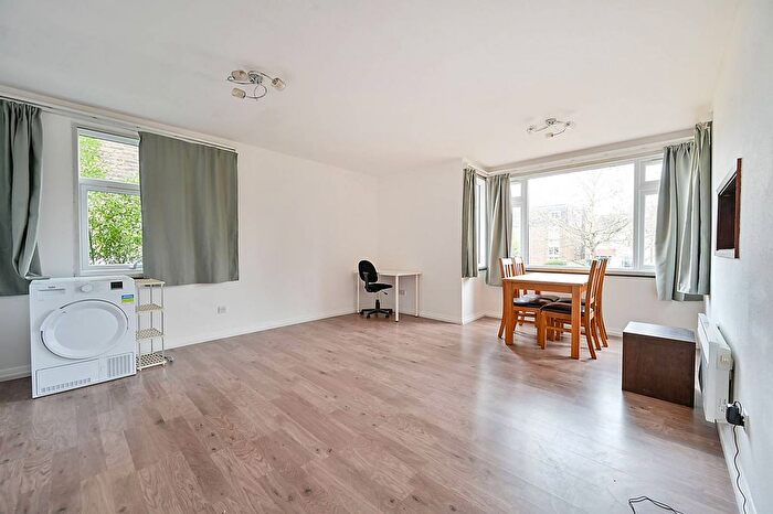 2 Bedroom Flat To Rent In St Andrews Court, Grove Park, London, W4