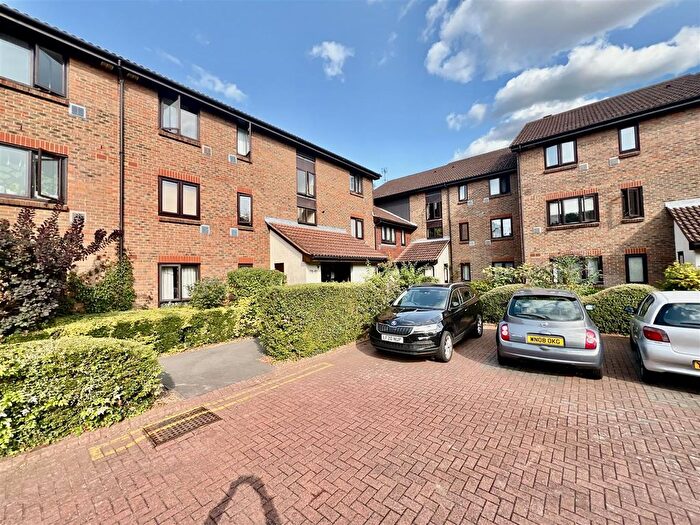 1 Bedroom Flat For Sale In Braybourne Drive, Osterley, TW7