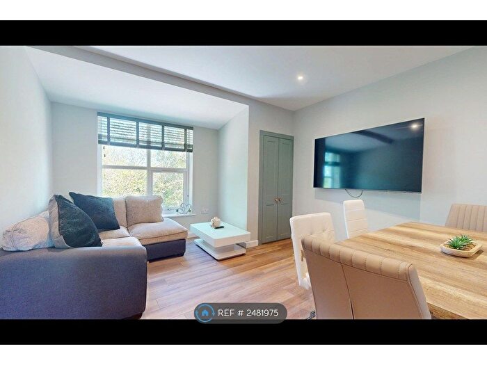 2 Bedroom Flat To Rent In Hartley Avenue, Leeds, LS6