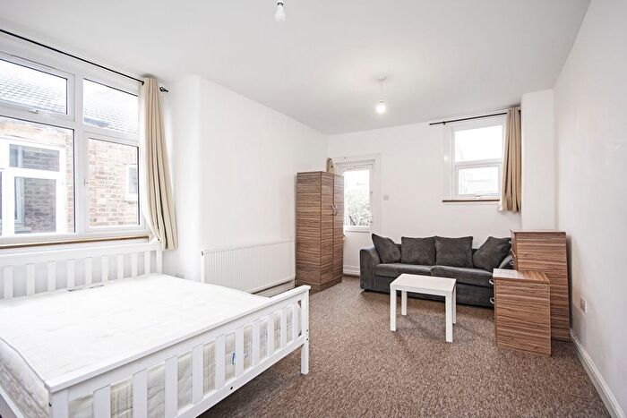 4 Bedroom Maisonette For Sale In Hermitage Road, Finsbury Park, London, N4