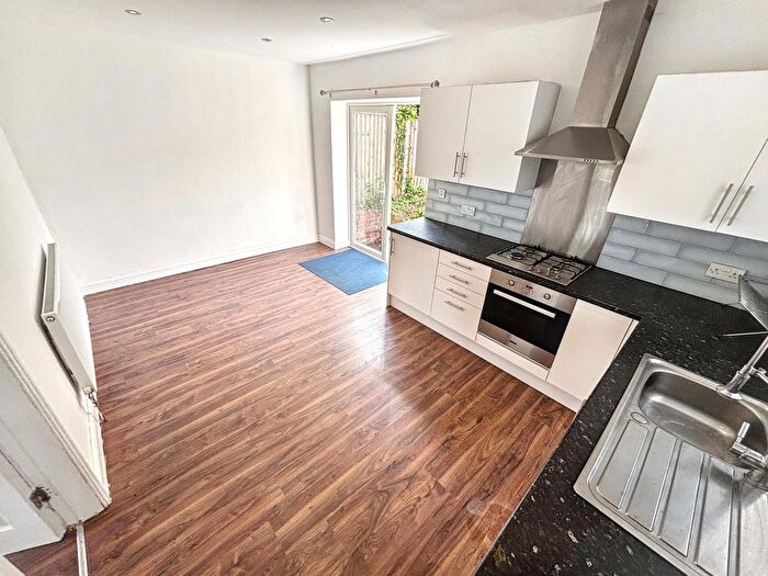 3 Bedroom Property To Rent In Kirkstall Mount, Leeds, West Yorkshire, LS5