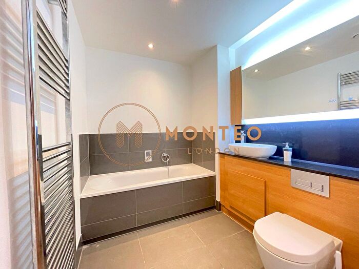 2 Bedroom Flat For Sale In William Mundy Way, Dartford, DA1