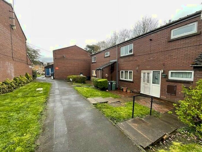 2 Bedroom Ground Flat To Rent In Rosemount Close, Keighley, West Yorkshire, BD21
