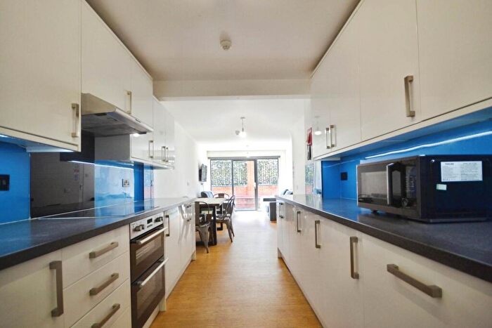 4 Bedroom House To Rent In Allcroft Road, Reading, RG1