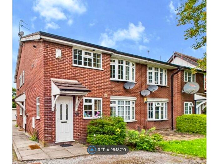 2 Bedroom Maisonette To Rent In Bramhall Lane, Davenport, SK3