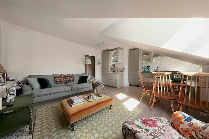 2 Bedroom Flat To Rent In Brailsford Road, London, SW2