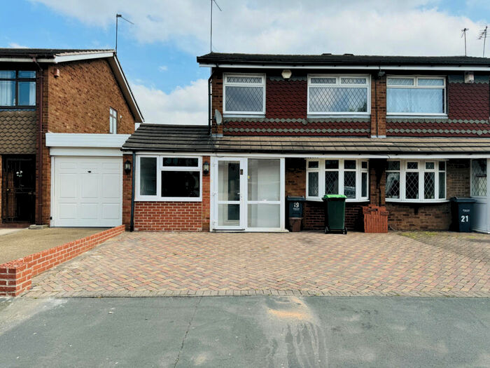 3 Bedroom Semi-Detached House To Rent In Oakley Avenue, Tipton, DY4