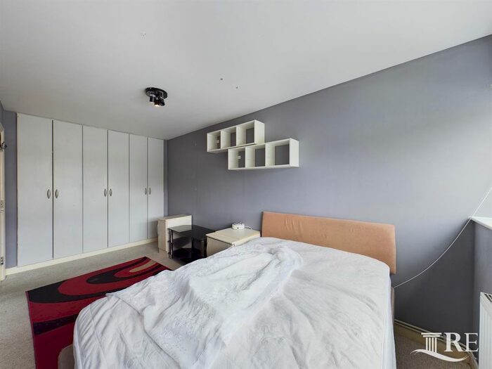 4 Bedroom Town House To Rent In Lovett Way, London NW10