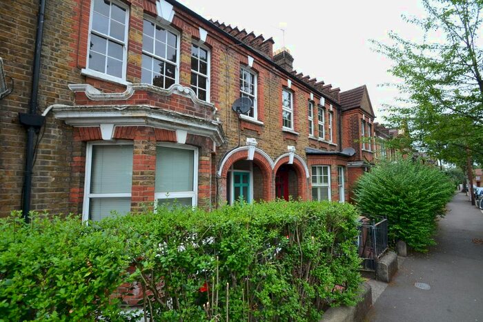 2 Bedroom Flat To Rent In Winns Terrace, Walthamstow, E17