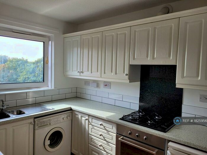 2 Bedroom Flat To Rent In Bryson Road, Edinburgh, EH11