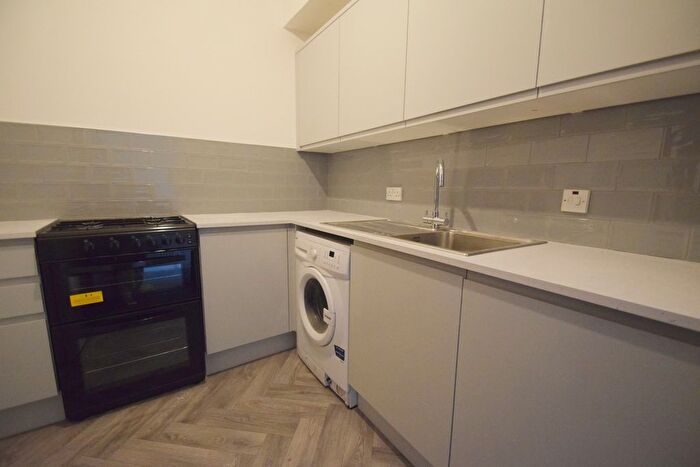 3 Bedroom Flat To Rent In Moira Place, Cardiff, CF24