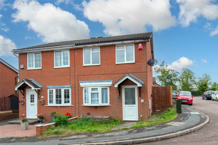 2 Bedroom Semi-Detached House To Rent In Cheslyn Close, Luton, Bedfordshire, LU2