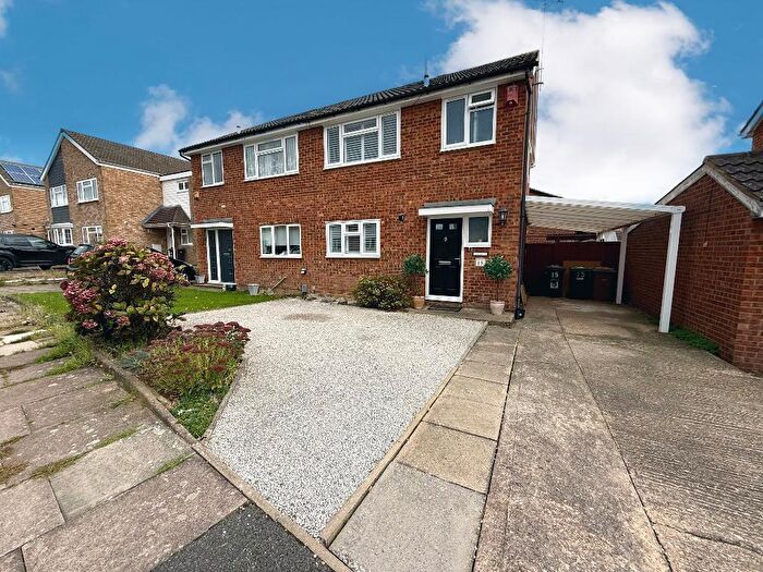3 Bedroom Semi Detached House For Sale In Alfriston Close, Stopsley, Luton, Bedfordshire, LU2