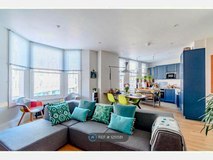 2 Bedroom Flat To Rent In Market Square, Bromley BR1