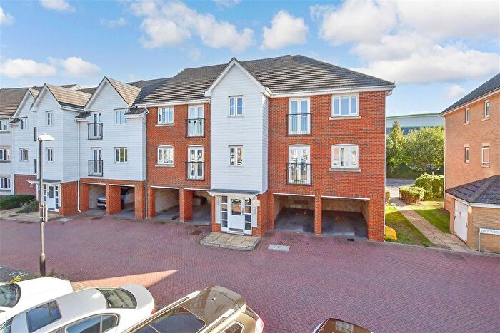2 Bedroom Flat For Sale In Sherwood Avenue, Aylesford, Kent, ME20