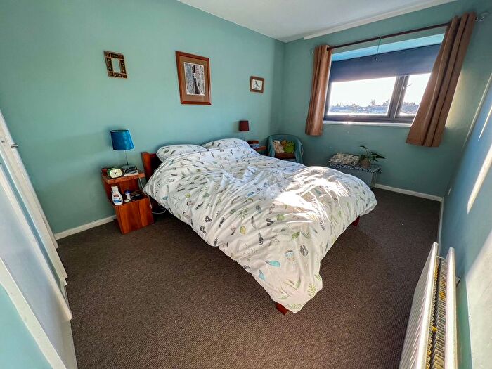 1 Bedroom End Of Terrace House For Sale In Winchilsea Crescent, West Molesey, KT8