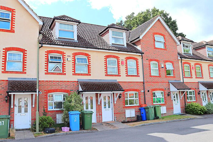 3 Bedroom Town House For Sale In Glenwood Court, Farnborough, GU14